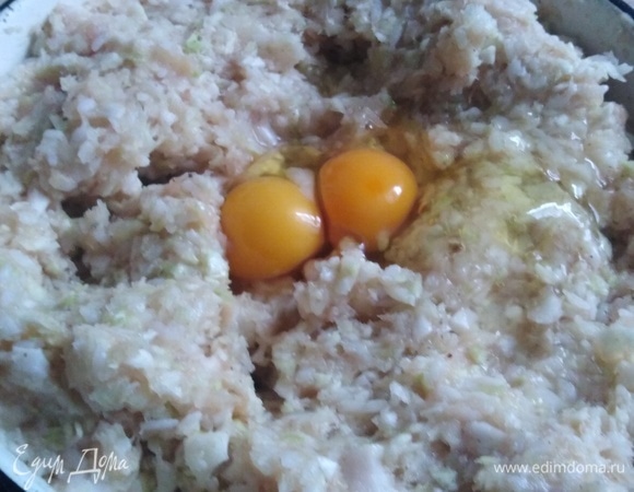 В фарш вбить яйца. Тщательно перемешать.