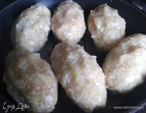 Сформировать котлетки. Обжарить на растительном масле до золотистой корочки с двух сторон.