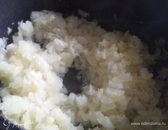 Параллельно в другой посуде пережарить вторую половину лука на растительном масле до золотистого цвета.