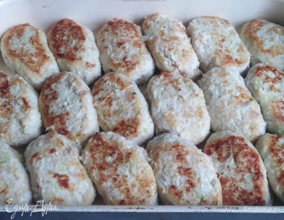 Обжаренные голубцы сложить в форму.