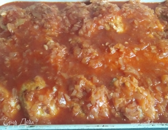 Залить приготовленным соусом. Поставить в заранее разогретую духовку.