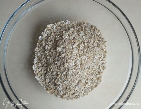 Овсяные хлопья измельчаем в муку. С этой задачей я справилась с помощью блендера.