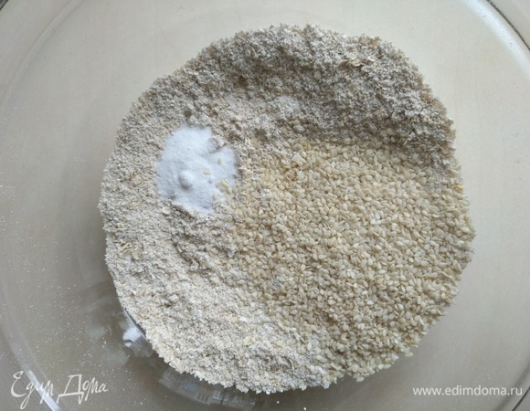 Сюда же добавим соду, кунжут и ванильный сахар. Перемешиваем.