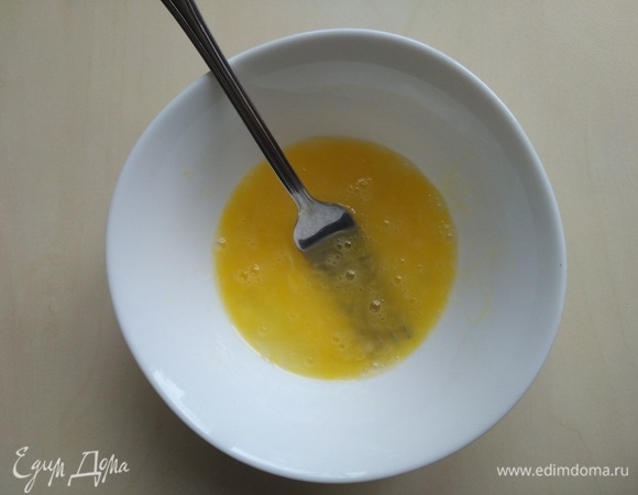 Яйцо взбиваем вилкой, добавив к нему щепотку соли.