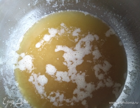 Растопим на плите сливочное масло с медом.