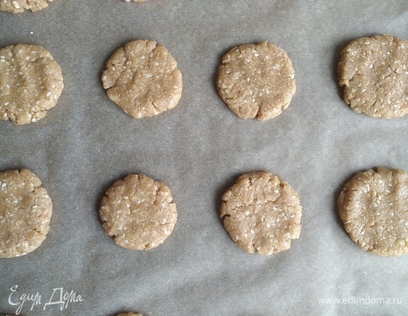 Сформируем небольшие шарики и слегка придавим их ладонью. Выкладываем на пергамент. У меня получилось 15 штук. Отправляем в разогретую до 180°C духовку примерно на 15 минут.