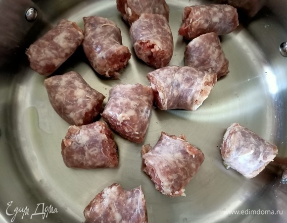 Колбаски нарезать на порционные кусочки. Обжарить 1–2 минуты на небольшом количестве оливкового масла.