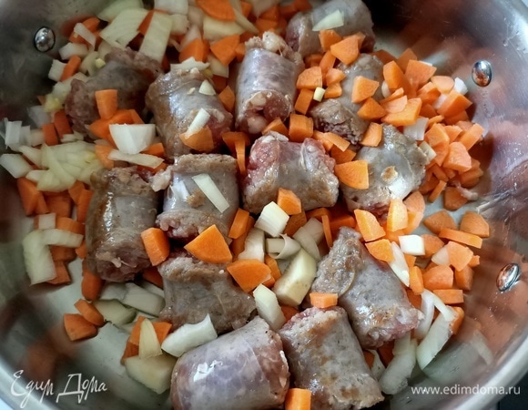 Добавить предварительно нарезанные лук и морковь. Тушить 10 минут.