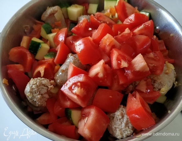 Туда же отправить помидоры. Накрыть крышкой и тушить 10–15 минут.