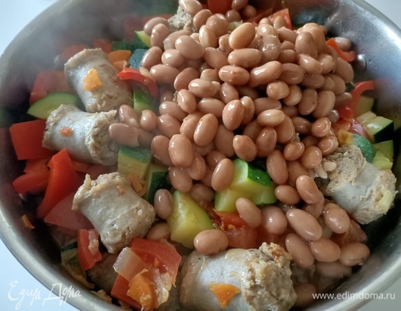 Ну и в последнюю очередь добавить фасоль. Посолить, приправить. Тушить еще 10 минут.