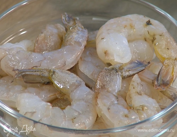 Креветки предварительно разморозить.