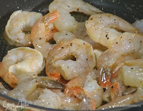 На небольшом огне разогреть сковороду с оливковым маслом, выложить креветки, поперчить, посолить. Обжарить до готовности — креветки должны приобрести белый цвет.