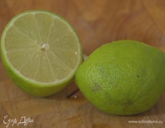 Цедру одного лайма натереть на мелкой терке, из двух лаймов выжать сок.