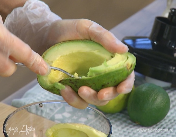 Авокадо разрезать пополам и, удалив косточку, ложкой вынуть мякоть.