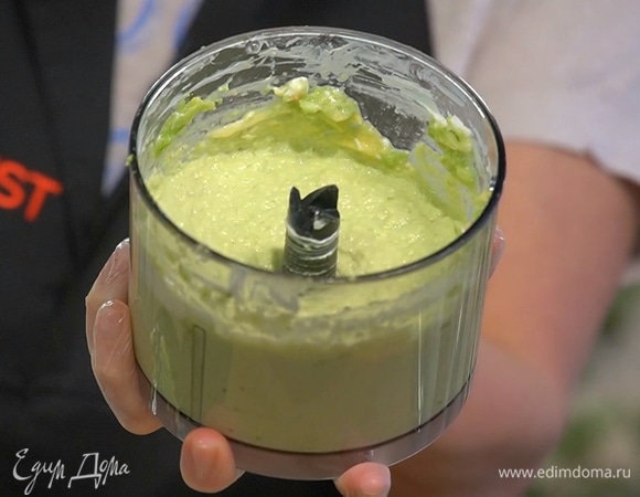 В чаше блендера соединить мякоть авокадо, сливочный сыр, цедру и половину сока лайма, всыпать перец чили, соль и взбить в однородную массу, затем добавить листья мяты и базилика, влить оставшийся сок лайма и все еще раз взбить.