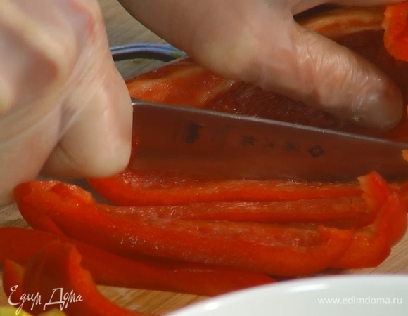 Красный и желтый сладкий перец, удалив семена, нарезать на ломтики.