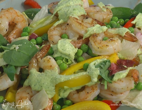 На тарелку слоями выложить несколько ложек заправки из авокадо, половину сладкого перца, салатного микса, зеленого горошка и креветок, затем в той же последовательности оставшиеся ингредиенты.