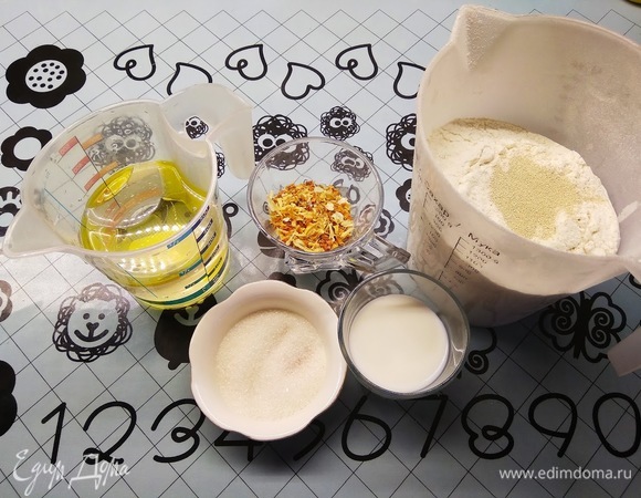 Подготовьте ингредиенты. Семена льна смолоть, муку просеять. У меня, помимо сушеного лука, еще есть сушеная морковь, но это необязательно. Да и черный тмин тоже можно заменить любимой специей на выбор. Просто именно черный тмин придает хлебу невероятную пикантность востока.