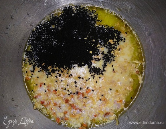 Если вы счастливый обладатель хлебопечки, то достаточно просто загрузить все ингредиенты и запустить программу «Основной хлеб» (или что-то похожее). Если выпекаете в духовке, то закладывайте все в чашу тестомешалки. Начните с жидких ингредиентов.