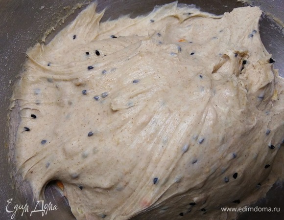 Затем, не вынимая из чаши, накрыть полотенцем и оставить на расстойку на 40 минут. После этого вымесить еще раз на средней скорости в течение 10 минут. Тесто должно получиться эластичным и должно как бы выталкивать из себя добавленные специи.