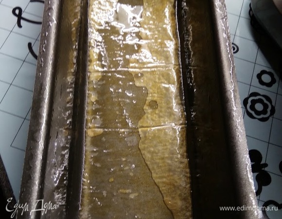 Подготовьте форму, смазав ее маслом и выложив дно пекарской бумагой.