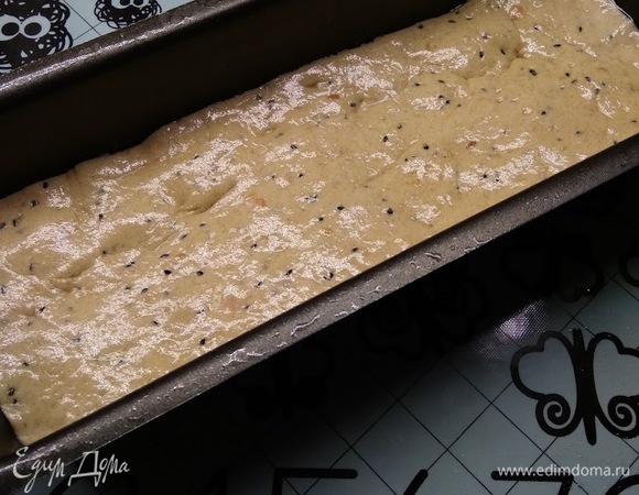 Смажьте руки маслом и вытащите тесто из чаши. Обомните тесто в руках, как бы заворачивая его внутрь. Вытяните по длине формы и аккуратно уложите. Надрезы делать не нужно.