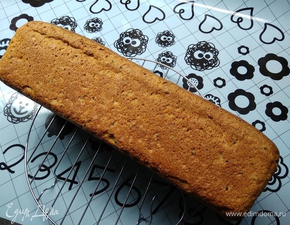 После того как хлеб остынет, убираем его в пакет и в холодильник. Сразу лучше не резать — мякиш будет сминаться.