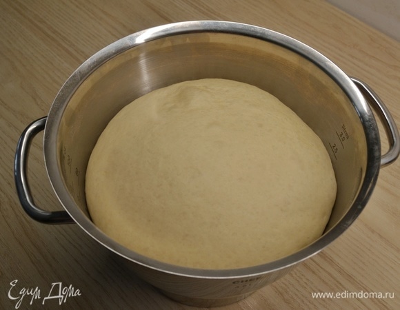 В теплое молоко добавить дрожжи, сахар и 200 г муки. Тщательно размешать и убрать в теплое место на 20 минут. В опару добавить яйцо, растопленное сливочное масло, 300 г муки и соль. Вымесить тесто и убрать на подъем примерно на 40 минут.