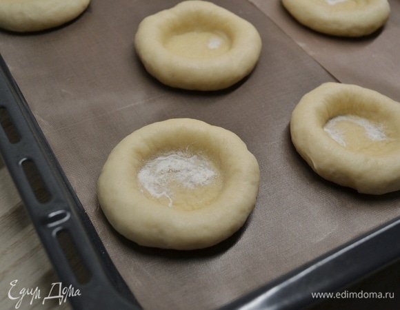 При помощи стакана сделать углубления.