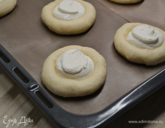 Соединить творог, сахар, сметану, ваниль и пробить блендером до однородности. Начинить ватрушки.