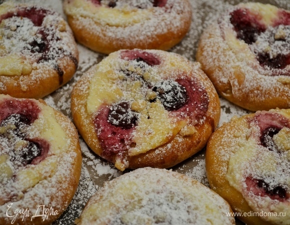 Выпекать ватрушки при 180°C около 25–30 минут. Накрыть полотенцем и дать остыть. Посыпать сахарной пудрой. Приятного чаепития!