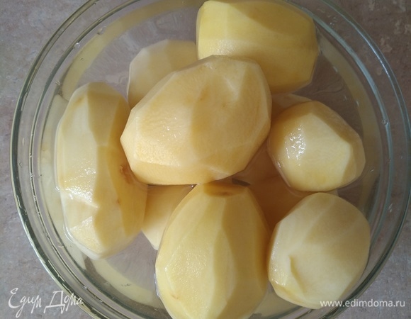 Очистим 7–8 картофелин среднего размера.