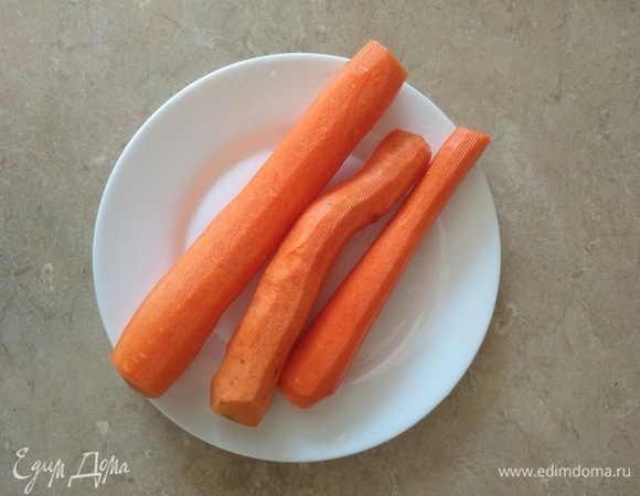 Затем чистим морковь. Нам понадобится 2 штуки среднего размера.