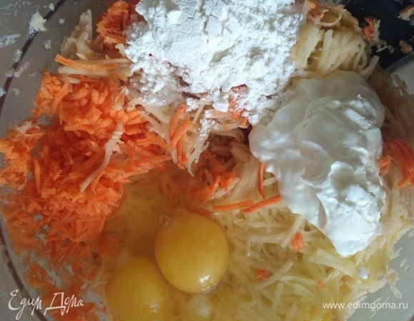 Добавляем муку, яйца, сметану, соль по вкусу.