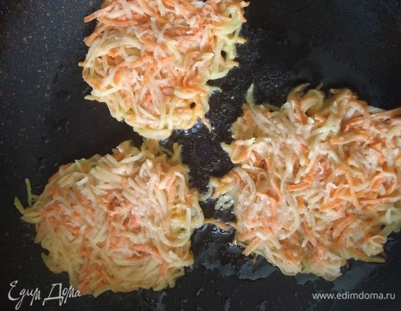 Разогреваем сковороду, наливаем растительное масло для жарки. Выкладываем смесь с помощью ложки на сковороду.