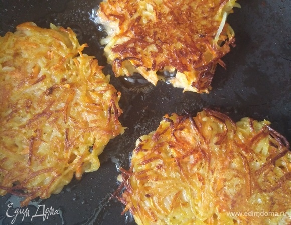 Обжариваем оладьи с двух сторон.