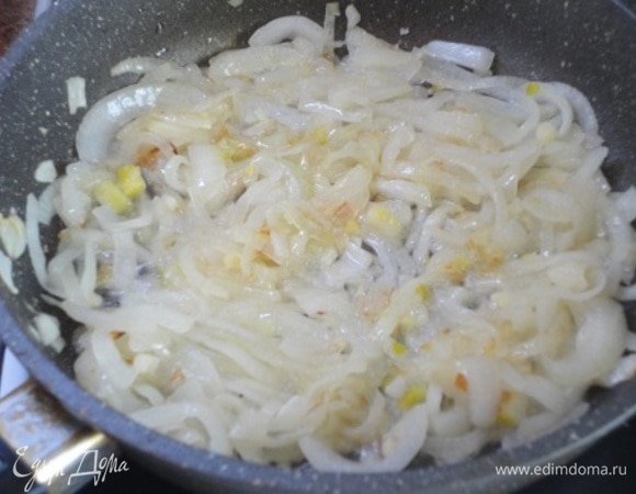 В сковороде разогрейте 3 ст. л. растительного масла и обжарьте нарезанный полукольцами лук до золотистого цвета. Не забудьте посолить в самом начале жарки. Я взяла 2 луковицы — любим мы его :)