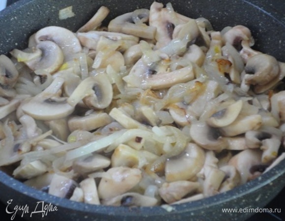 Добавьте нарезанные шампиньоны и обжарьте.