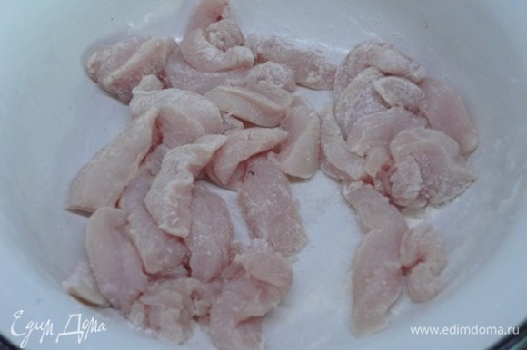 Мясо нарежьте брусочками поперек волокон и обваляйте порциями в муке. Оставшееся масло хорошо нагрейте в сотейнике и так же порциями обжарьте кусочки мяса.