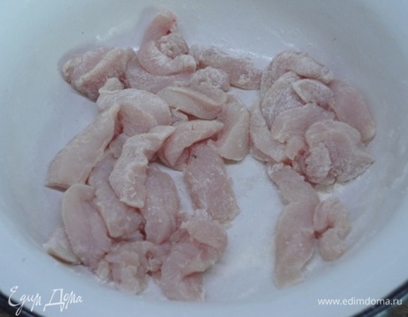 Мясо нарежьте брусочками поперек волокон и обваляйте порциями в муке. Оставшееся масло хорошо нагрейте в сотейнике и так же порциями обжарьте кусочки мяса.