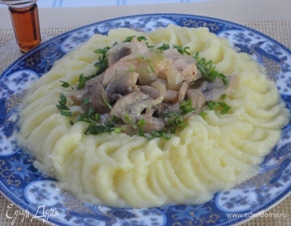 Я не стала заморачиваться с гарниром. Да и в нашей семье пюре — самый любимый гарнир. Добавьте зелени — от этого блюдо только выиграет.