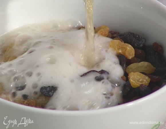 Изюм замочить в роме и дать постоять, затем жидкость слить.