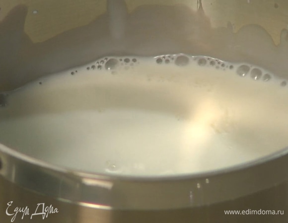 Молоко подогреть до комнатной температуры.