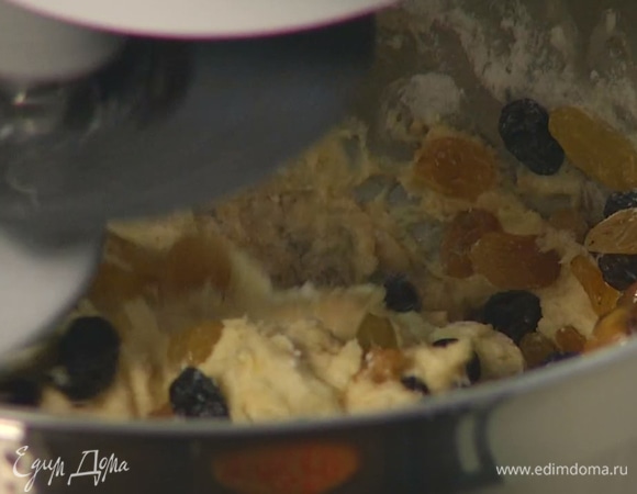 Продолжая вымешивать, по одному ввести яйца и ванильный экстракт, затем добавить изюм, влить теплое молоко и вымешивать, пока не получится довольно жидкое, однородное тесто.