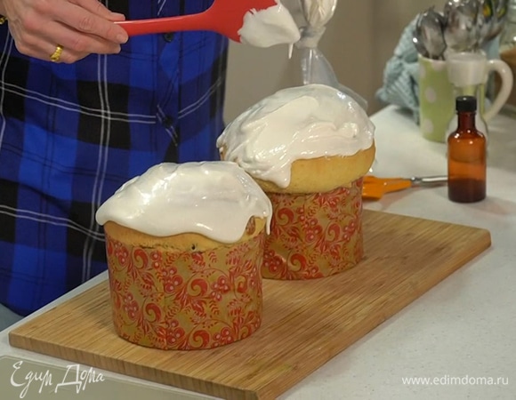 Приготовить глазурь, взбив белки с сахарной пудрой, и сразу нанести на теплые куличи.