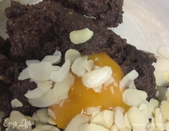 Для маковой начинки я использую готовую маковую массу. Смешать ее с желтками, белки взбить до пиков и аккуратно ввести в маковую массу. Добавить изюм и миндальные лепестки.