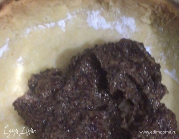 На охлажденную основу выложить маковую начинку.