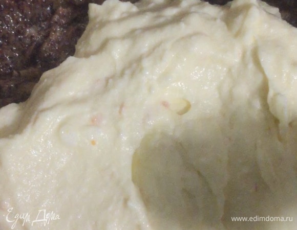 Для сырной начинки все ингредиенты смешать и пробить блендером. Выложить сырную начинку на маковую. Посыпать миндальными лепестками и выпекать около 1 часа при 180°C.