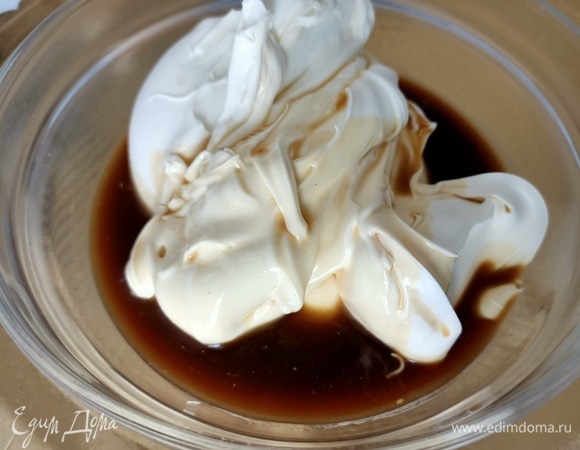 Маскарпоне смешать с кофе и коньяком. Вместо коньяка можно добавить ром, шоколадный или кофейный ликер.