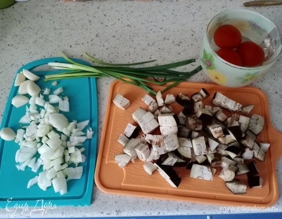 Это почти все ингредиенты, которые нам понадобятся. В первую очередь ставим вариться рис. И пока он варится, займемся овощами.